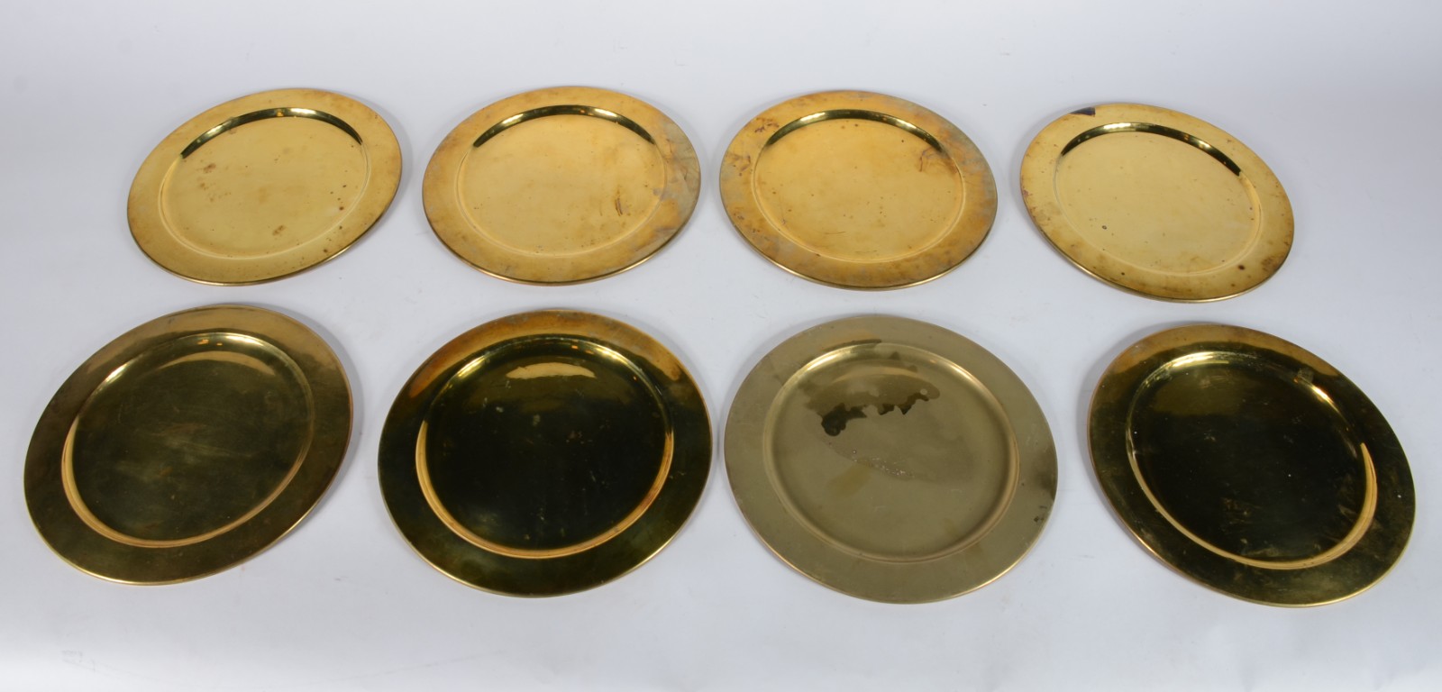 Conjunto com 8 souplats de metal dourado. - foto 1 de 2