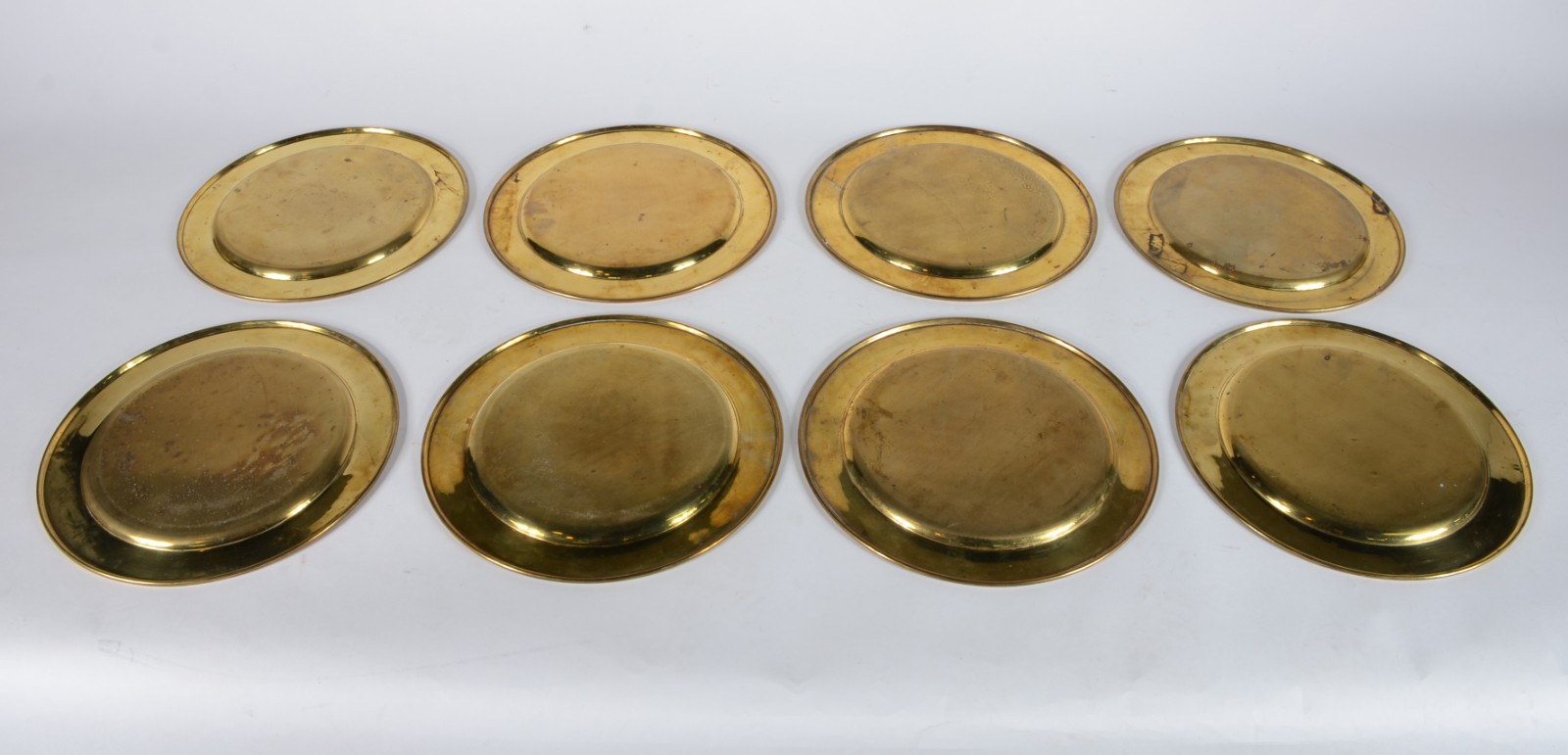 Conjunto com 8 souplats de metal dourado. - foto 2 de 2
