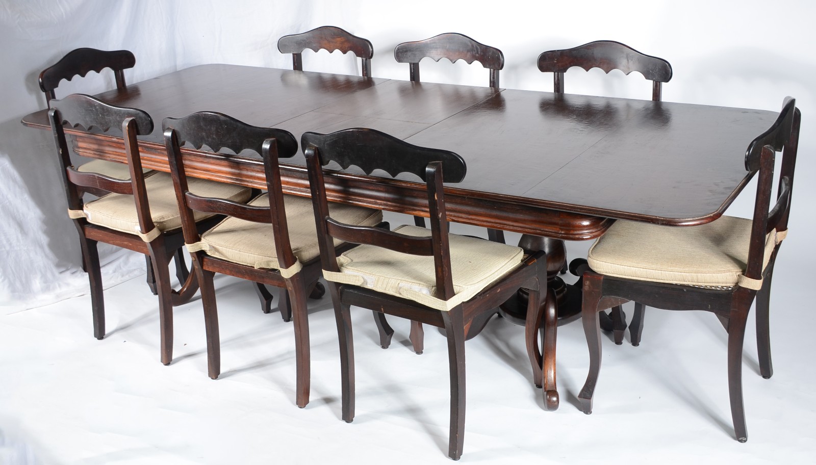 Mesa de jantar de madeira nobre, tampo retangular com uma tábua... - foto 1 de 11
