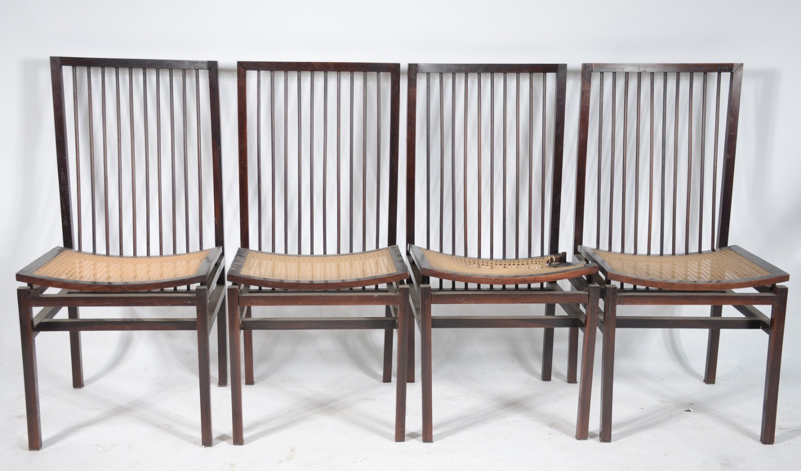 Conjunto com quatro cadeiras de jacarandá, anos 1960, encostos com... - foto 1 de 7