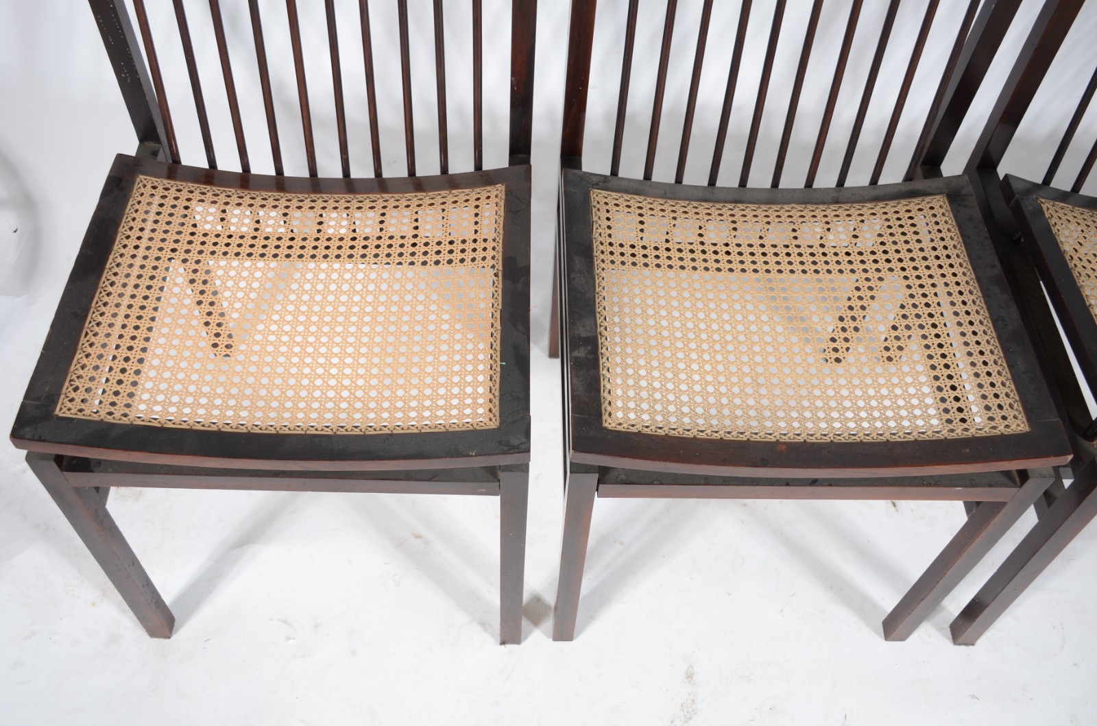 Conjunto com quatro cadeiras de jacarandá, anos 1960, encostos com... - foto 2 de 7