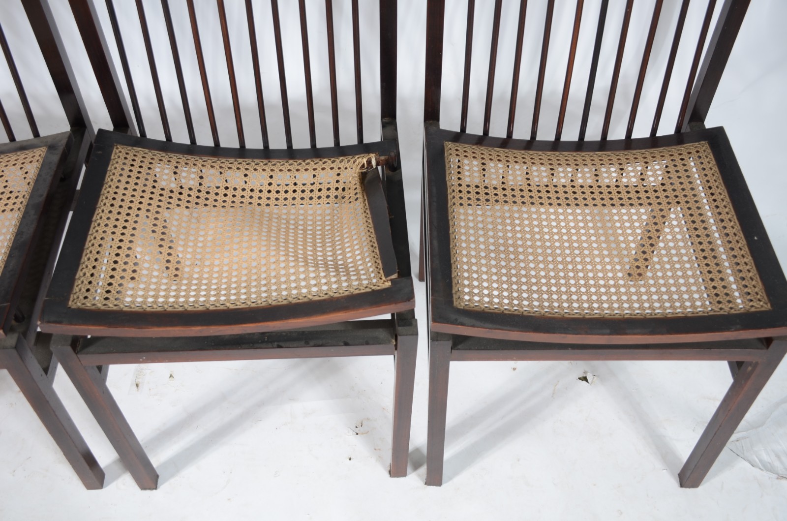 Conjunto com quatro cadeiras de jacarandá, anos 1960, encostos com... - foto 3 de 7