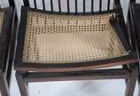 Conjunto com quatro cadeiras de jacarandá, anos... - Conjunto com quatro cadeiras de jacarandá, anos 1960, encostos com varetas e assentos de palhinha, almofadas soltas. Uma delas com assento quebr...