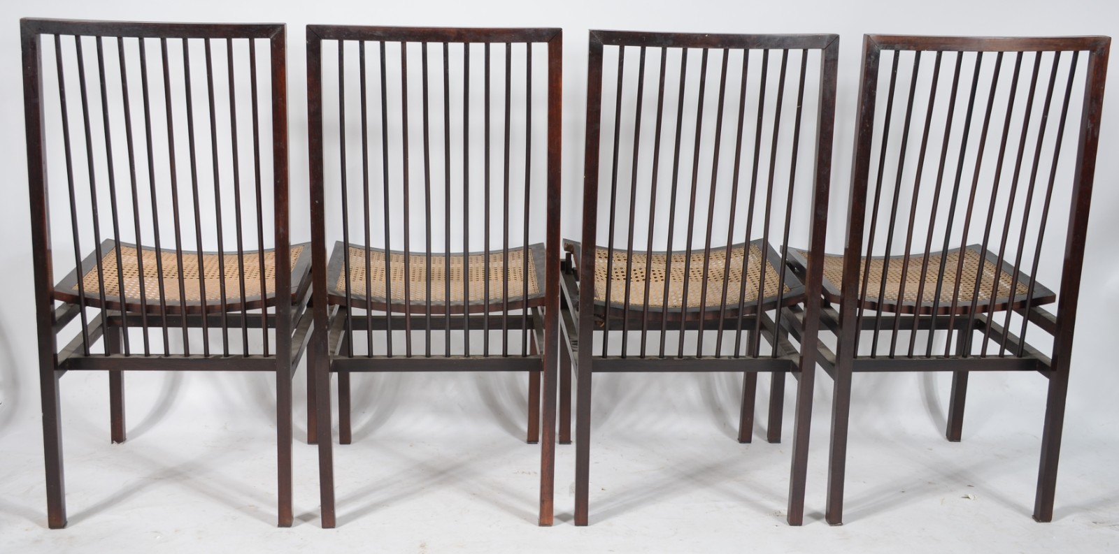 Conjunto com quatro cadeiras de jacarandá, anos 1960, encostos com... - foto 6 de 7
