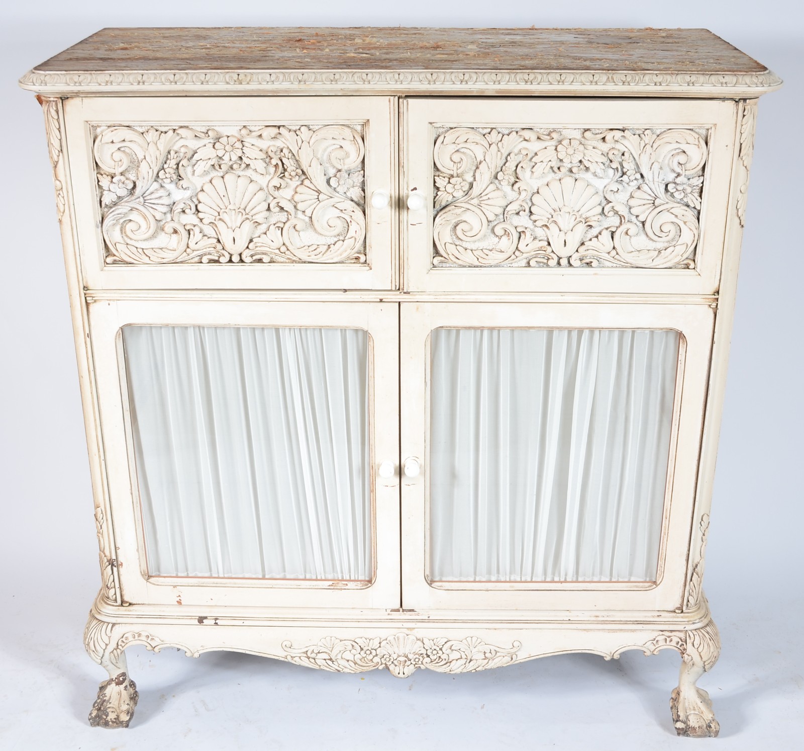 Móvel de madeira texturizada e patinada de branco, duas portas... - foto 2 de 9