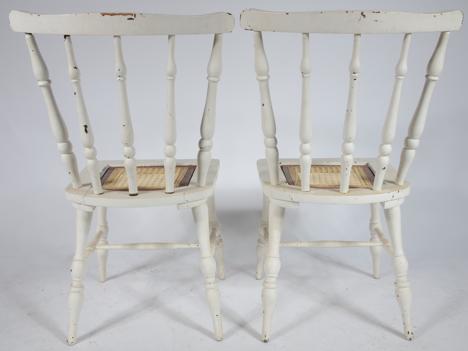 Par de cadeiras de madeira pintada de branco, detalhes dos assentos... - foto 4 de 4