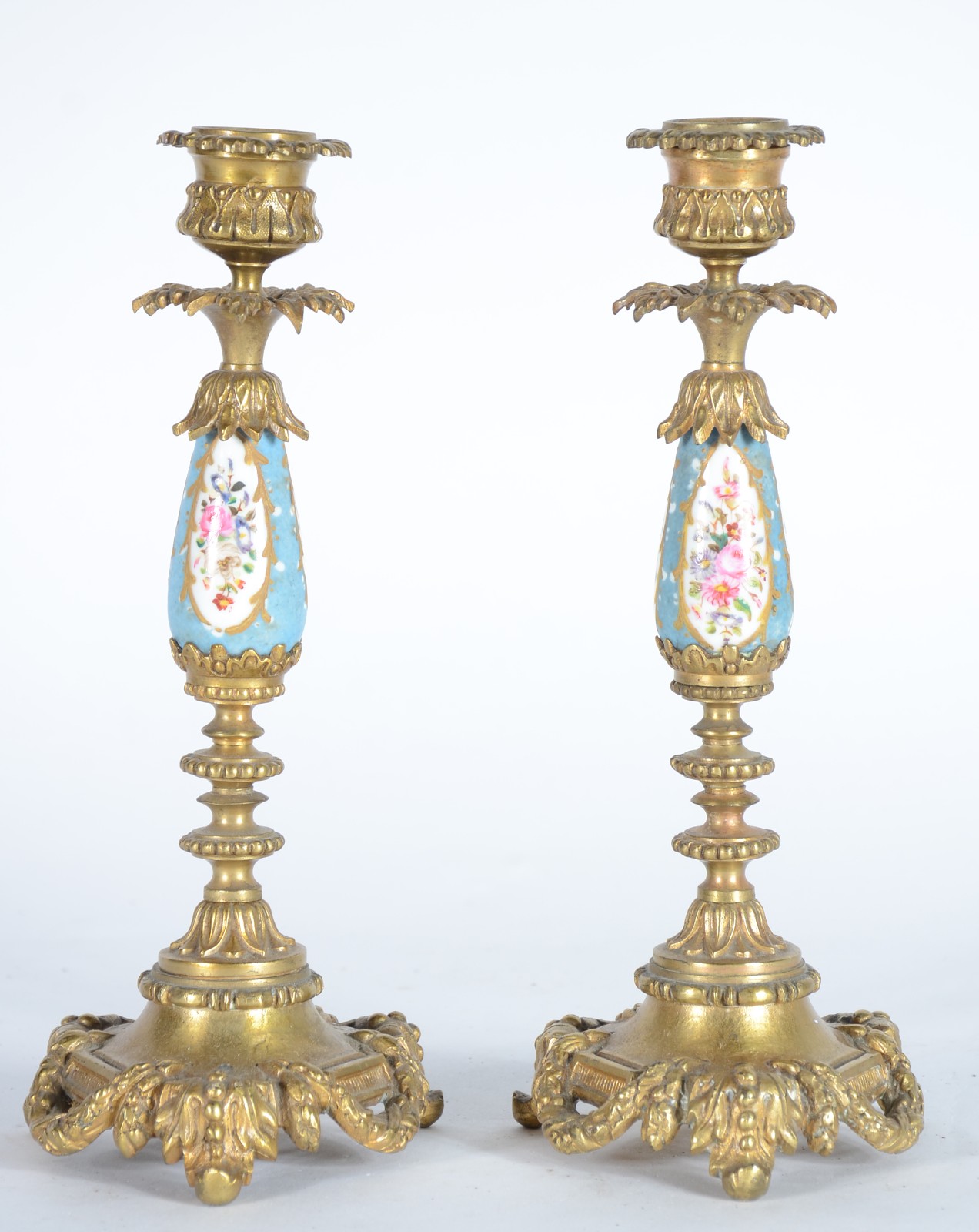 Par de castiçais de bronze com detalhes em porcelana azul turquesa... - foto 1 de 3