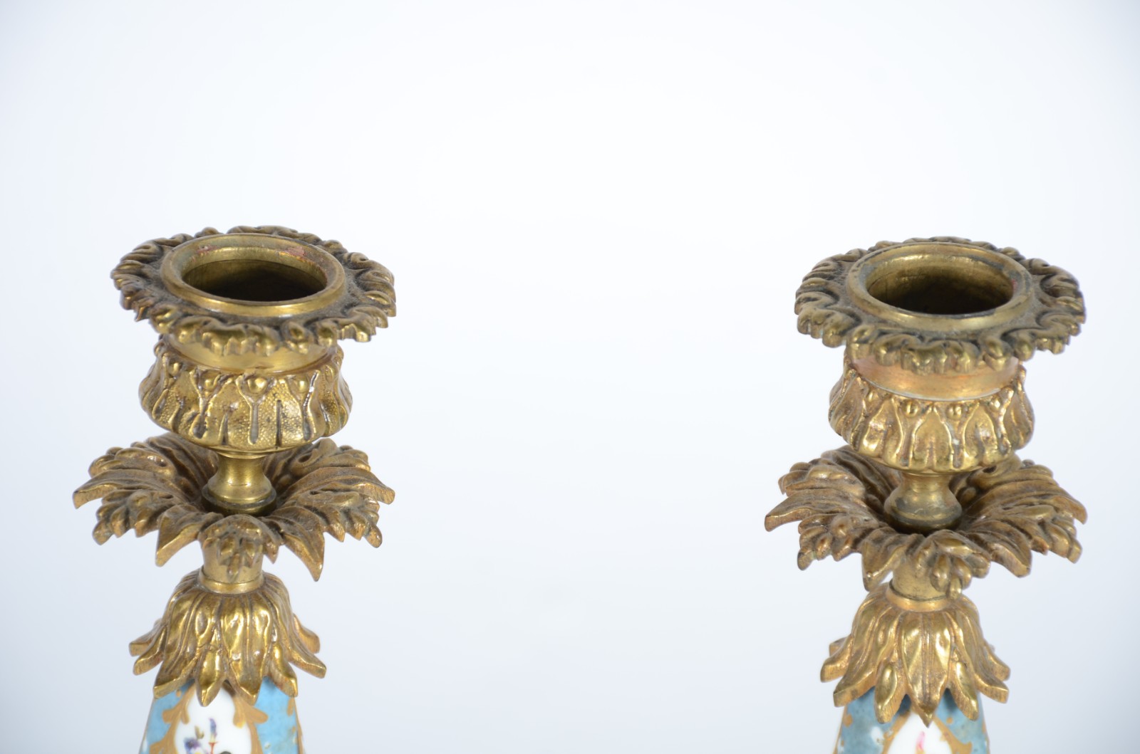 Par de castiçais de bronze com detalhes em porcelana azul turquesa... - foto 2 de 3