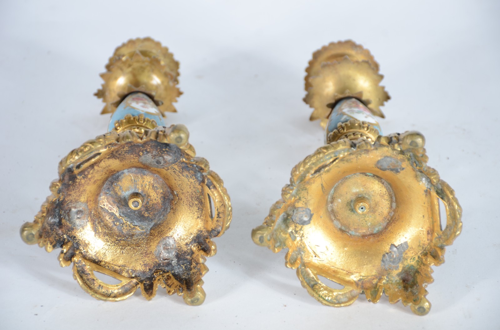 Par de castiçais de bronze com detalhes em porcelana azul turquesa... - foto 3 de 3