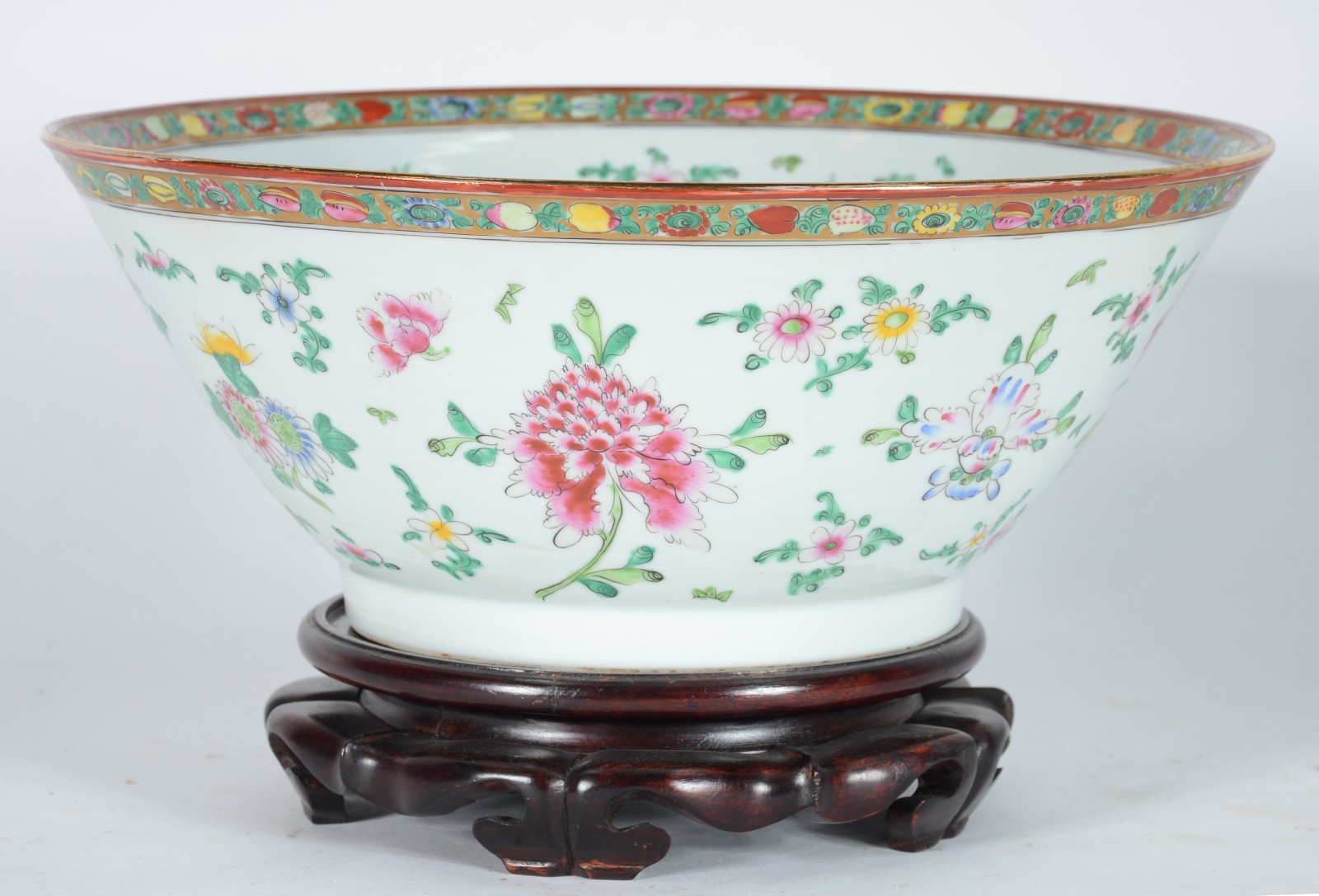 Bowl de porcelana chinesa com flores policromada, base de madeira. - foto 1 de 5