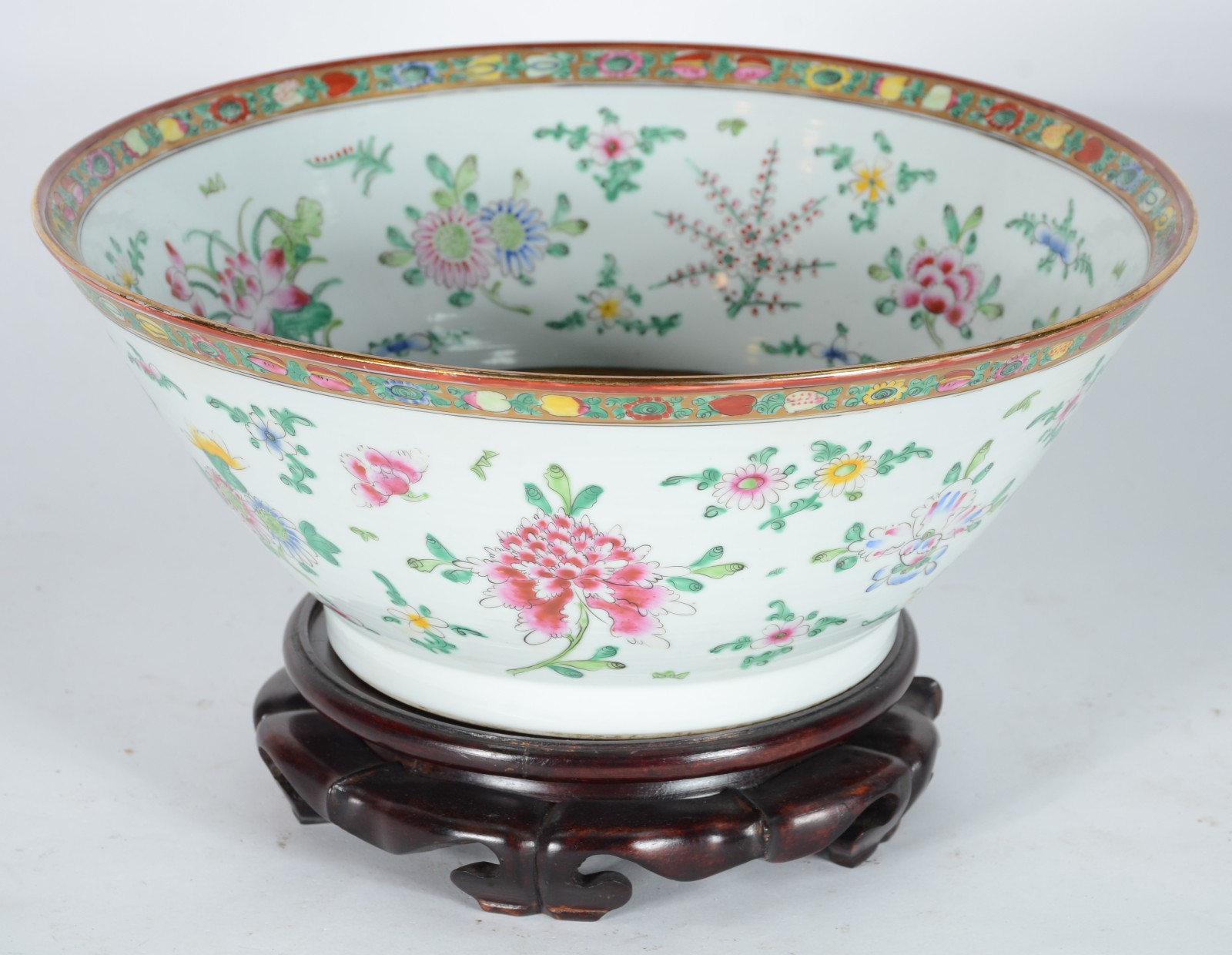 Bowl de porcelana chinesa com flores policromada, base de madeira. - foto 2 de 5