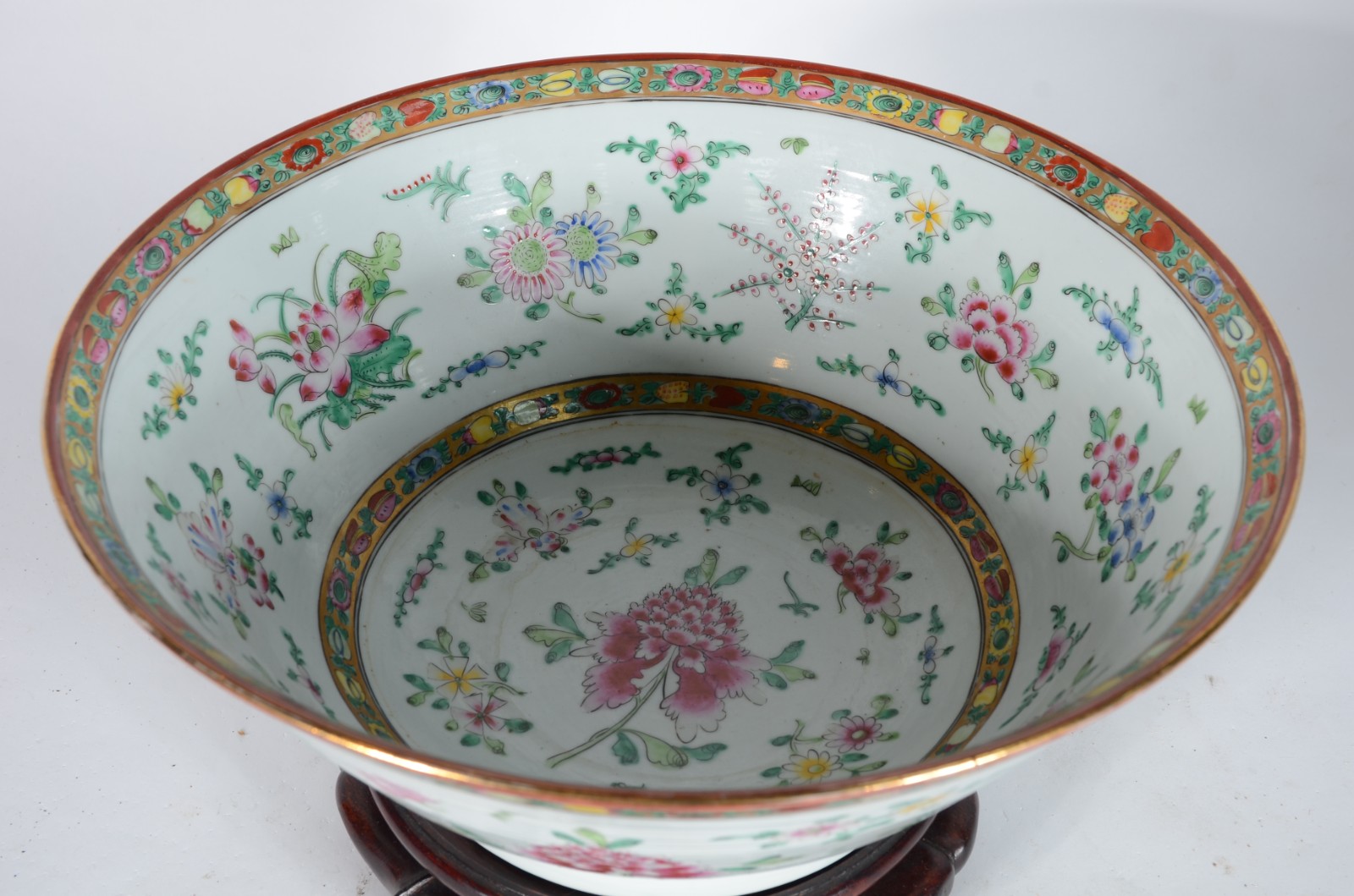 Bowl de porcelana chinesa com flores policromada, base de madeira. - foto 3 de 5