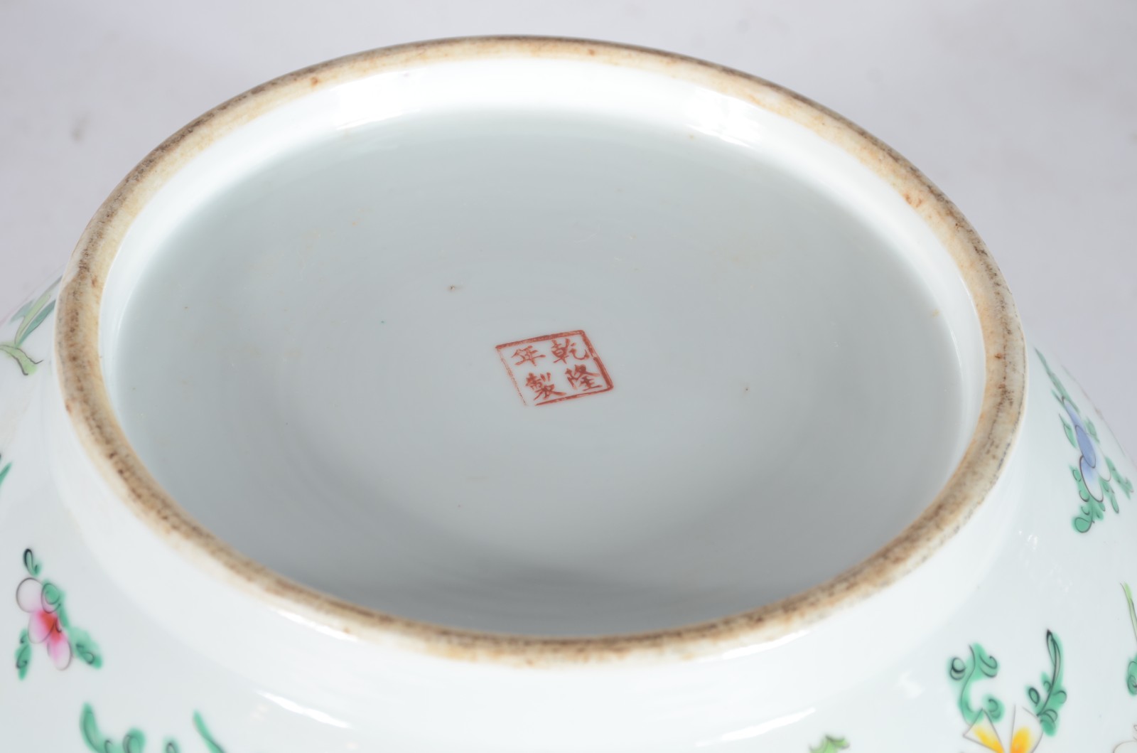 Bowl de porcelana chinesa com flores policromada, base de madeira. - foto 5 de 5