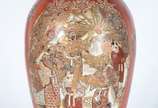 Satzuma,  - Vaso de faiança japonesa Satzuma decorado com figuras de nobres em policromia sobre fundo rouge de fer.