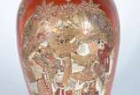 Satzuma,  - Vaso de faiança japonesa Satzuma decorado com figuras de nobres em policromia sobre fundo rouge de fer.