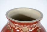 Satzuma,  - Vaso de faiança japonesa Satzuma decorado com figuras de nobres em policromia sobre fundo rouge de fer.