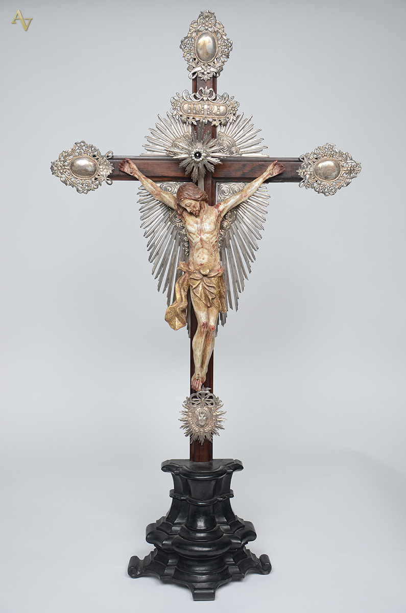 Excepcional Crucifixo com figura de Cristo ricamente entalhada e... - foto 1 de 2