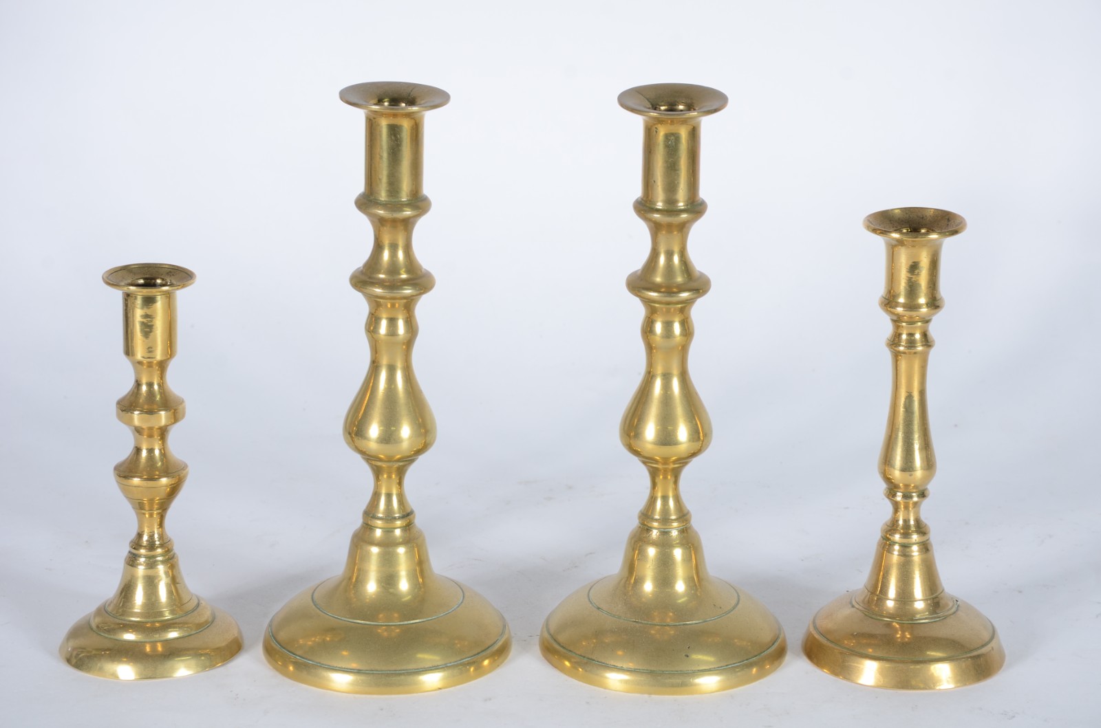 Quatro castiçais de bronze, modelos diversos. - foto 2 de 6