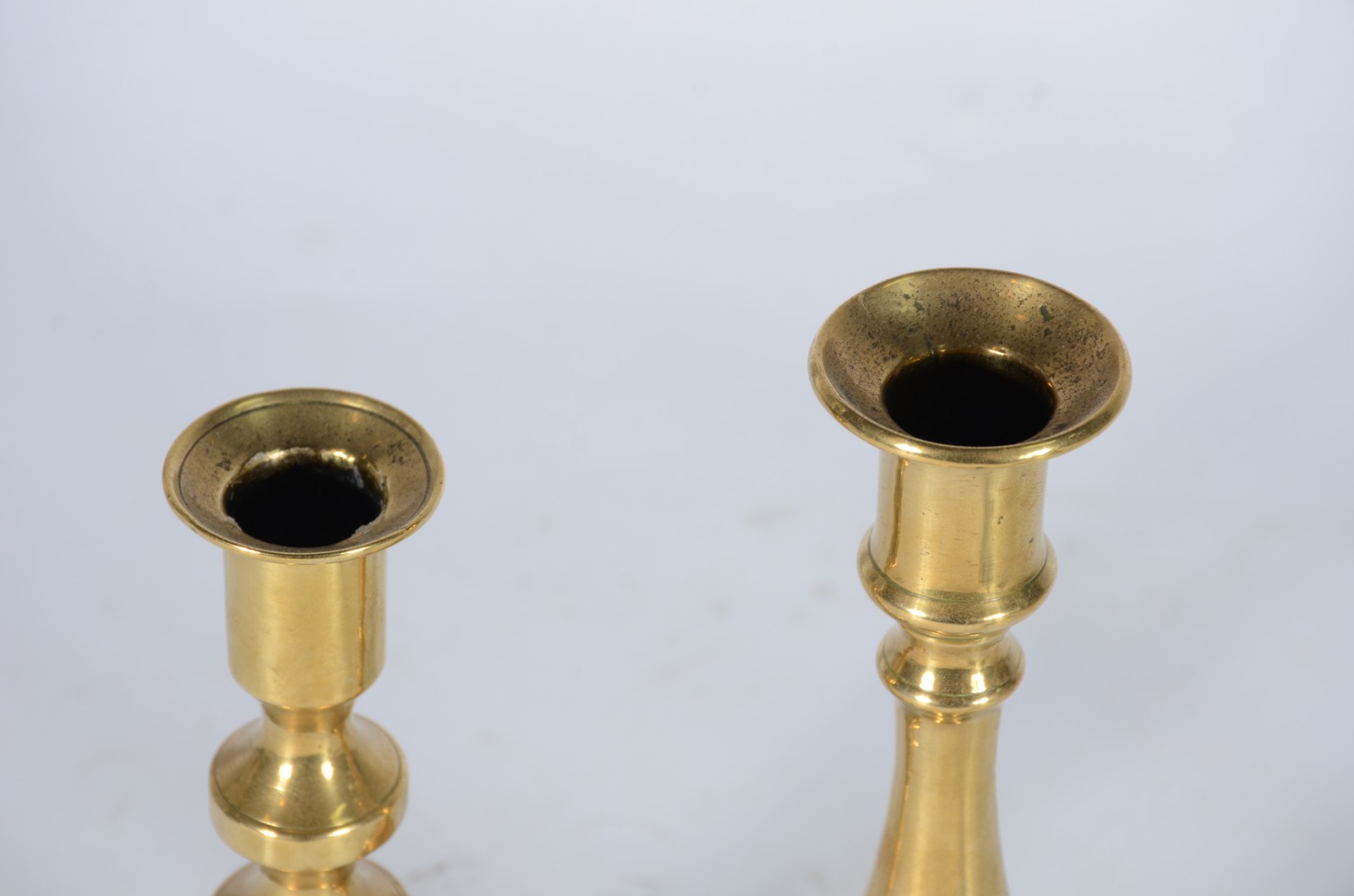 Quatro castiçais de bronze, modelos diversos. - foto 4 de 6