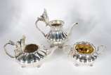 Baixela para chá e café de prata de lei, compos... - Baixela para chá e café de prata de lei, composto de: bule para chá, bule para café e açucareiro sem tampa com interior em vermeil, feitio gomad...