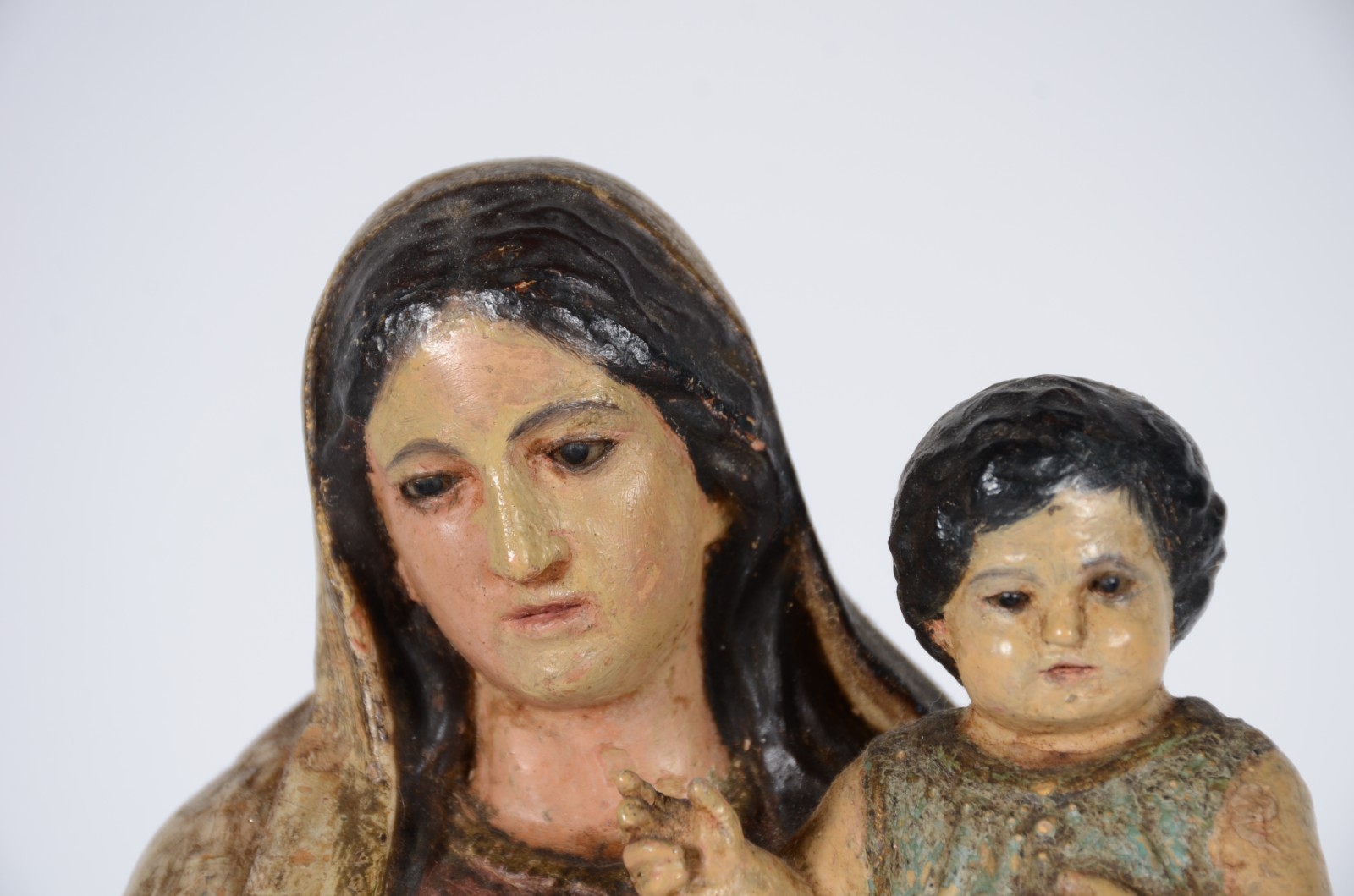 Nossa Senhora com menino - Antiga Imagem de madeira policromada sobre... - foto 3 de 10