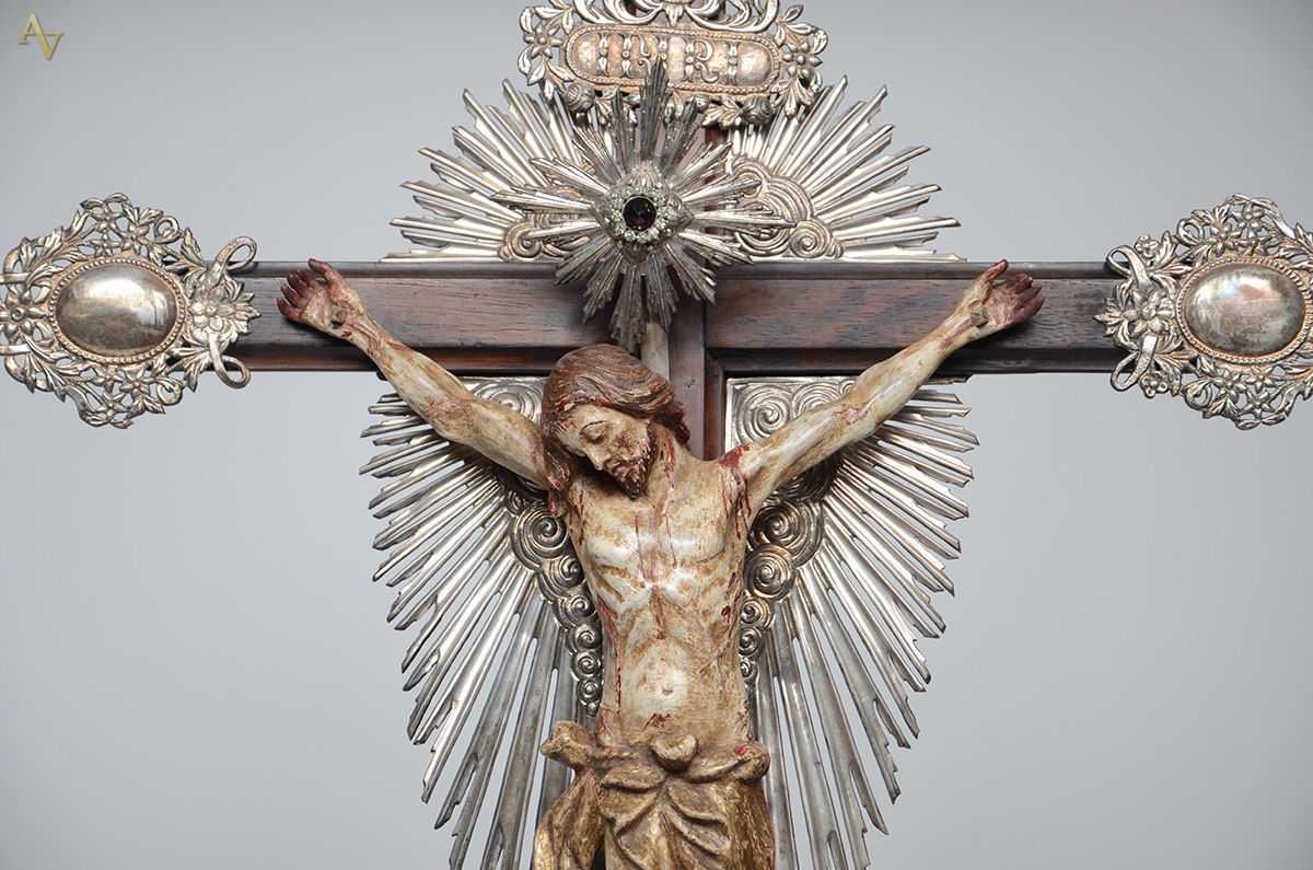 Excepcional Crucifixo com figura de Cristo ricamente entalhada e... - foto 2 de 2