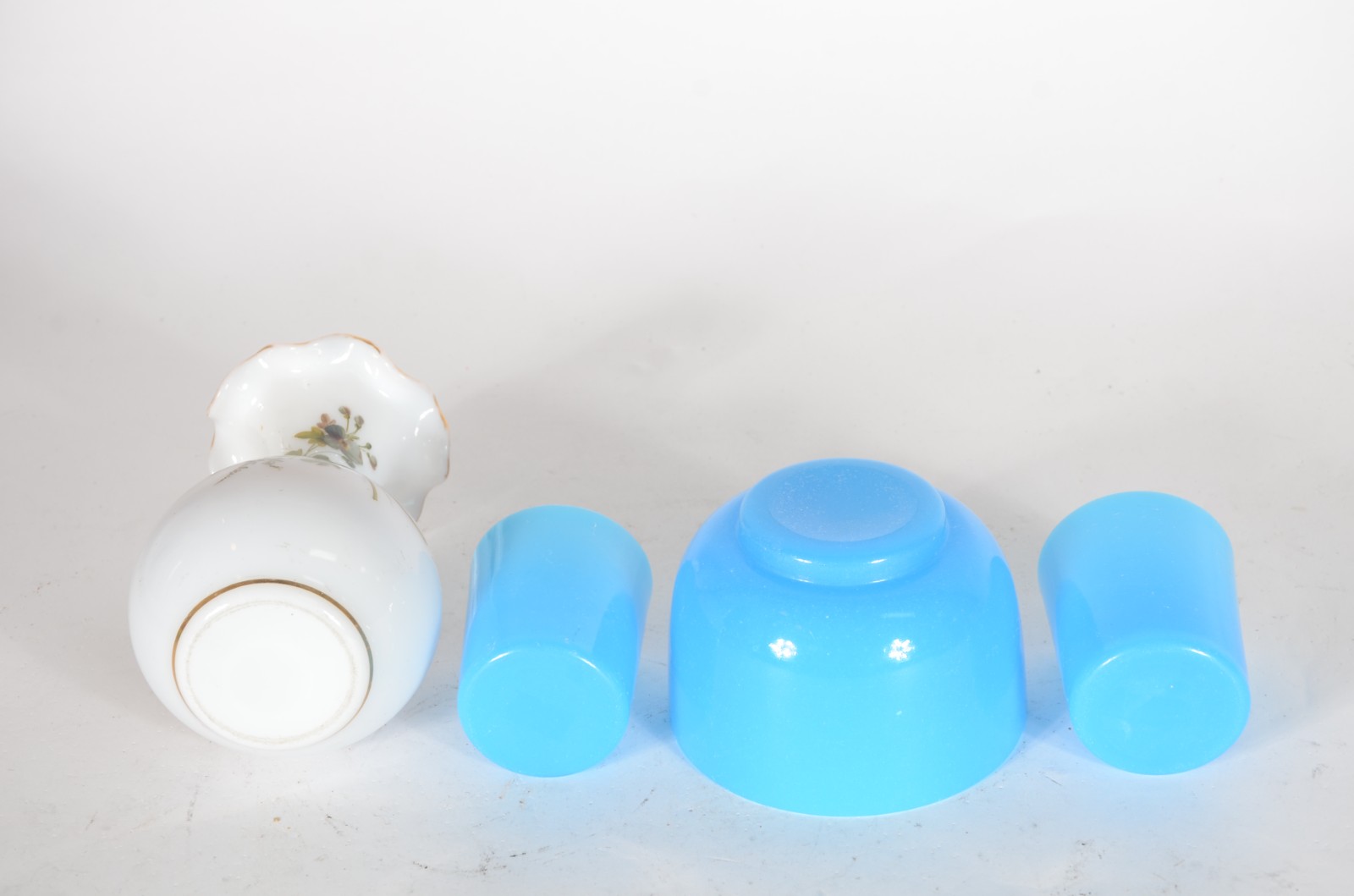 Quatro pequenas peças de opalina, sendo: vaso floral borda feitio... - foto 2 de 3