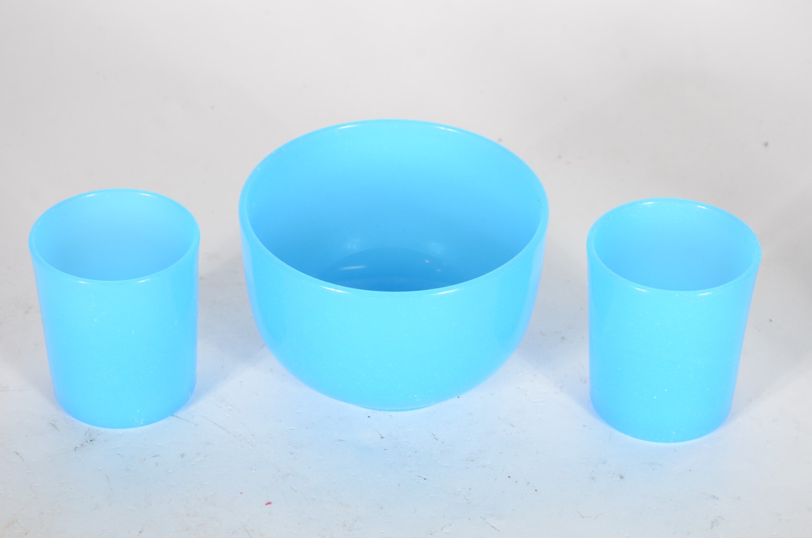 Quatro pequenas peças de opalina, sendo: vaso floral borda feitio... - foto 3 de 3