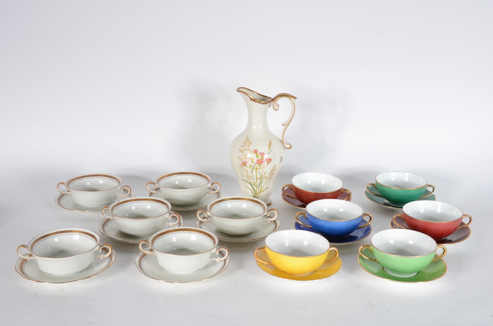 Dois conjuntos para consomé de porcelana, sendo um da marca Mauá em... - foto 1 de 11