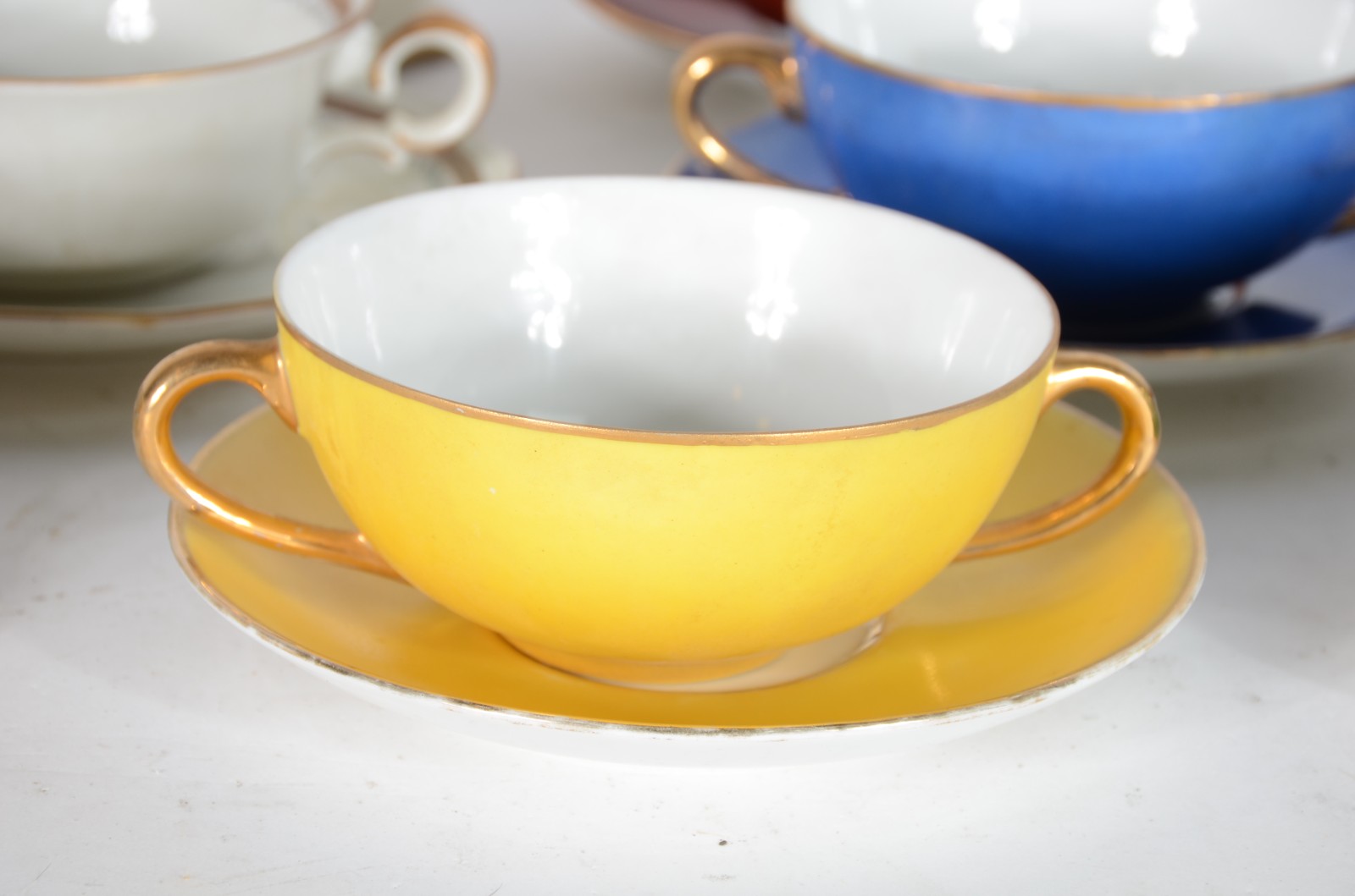 Dois conjuntos para consomé de porcelana, sendo um da marca Mauá em... - foto 3 de 11