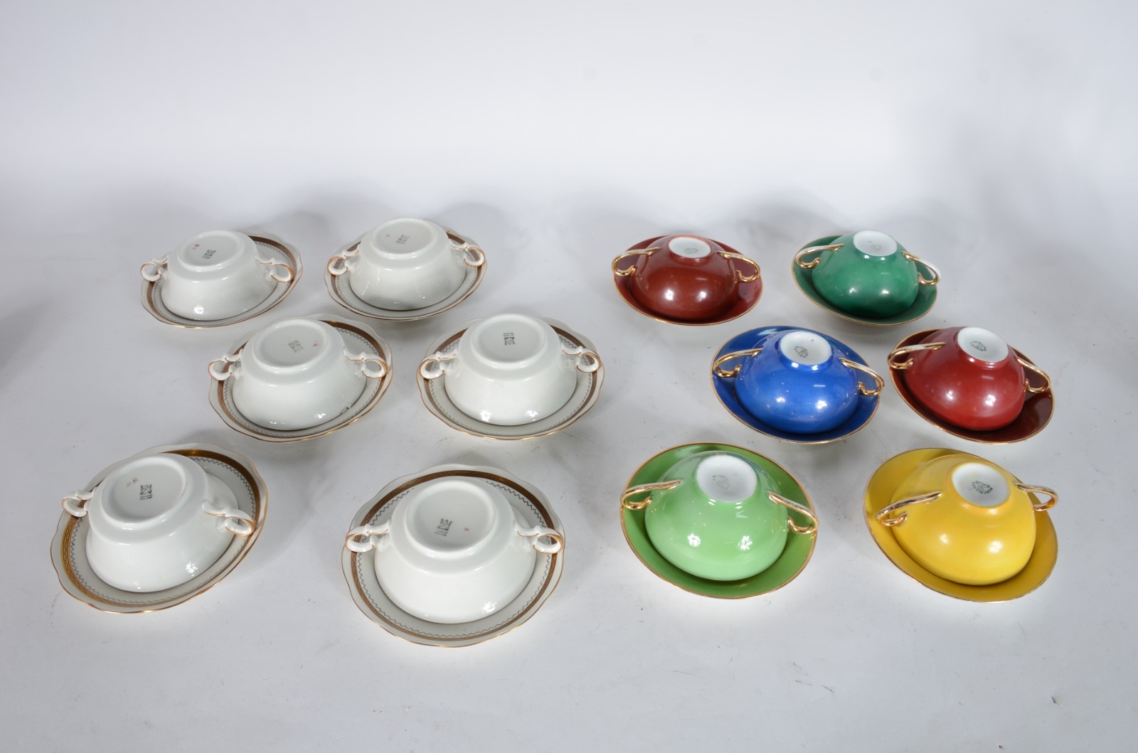 Dois conjuntos para consomé de porcelana, sendo um da marca Mauá em... - foto 4 de 11