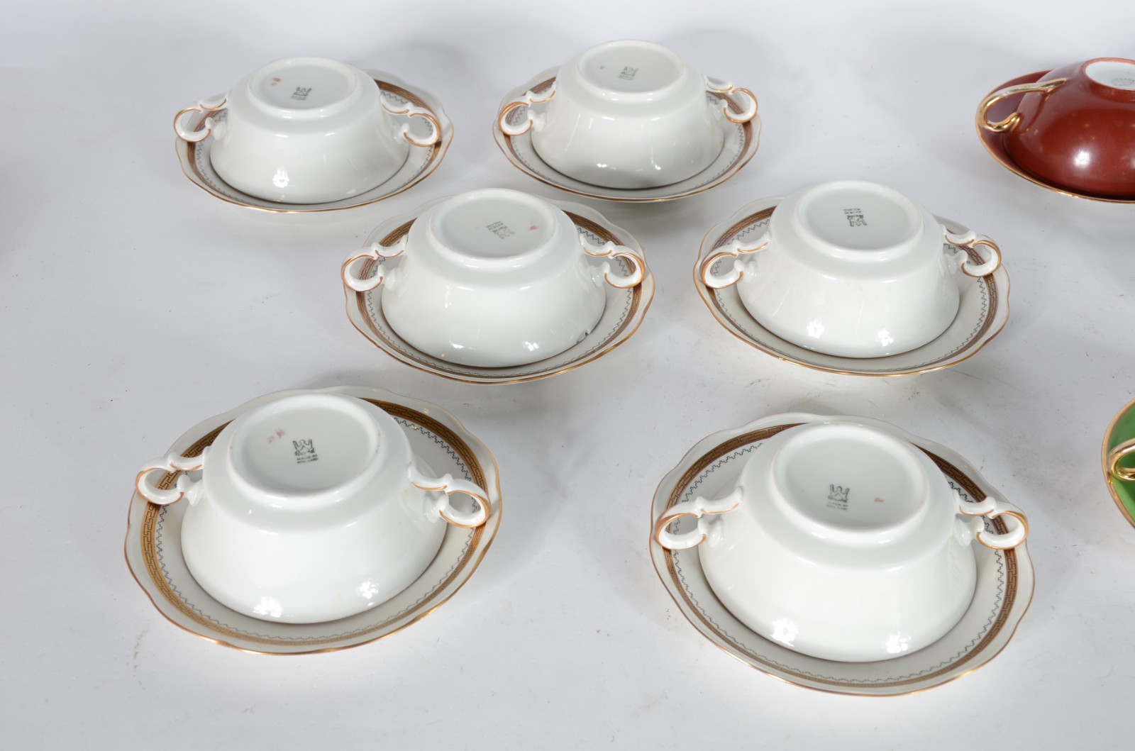 Dois conjuntos para consomé de porcelana, sendo um da marca Mauá em... - foto 5 de 11