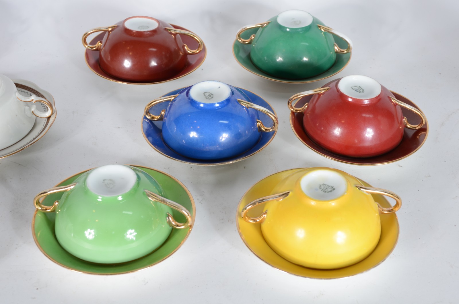 Dois conjuntos para consomé de porcelana, sendo um da marca Mauá em... - foto 6 de 11