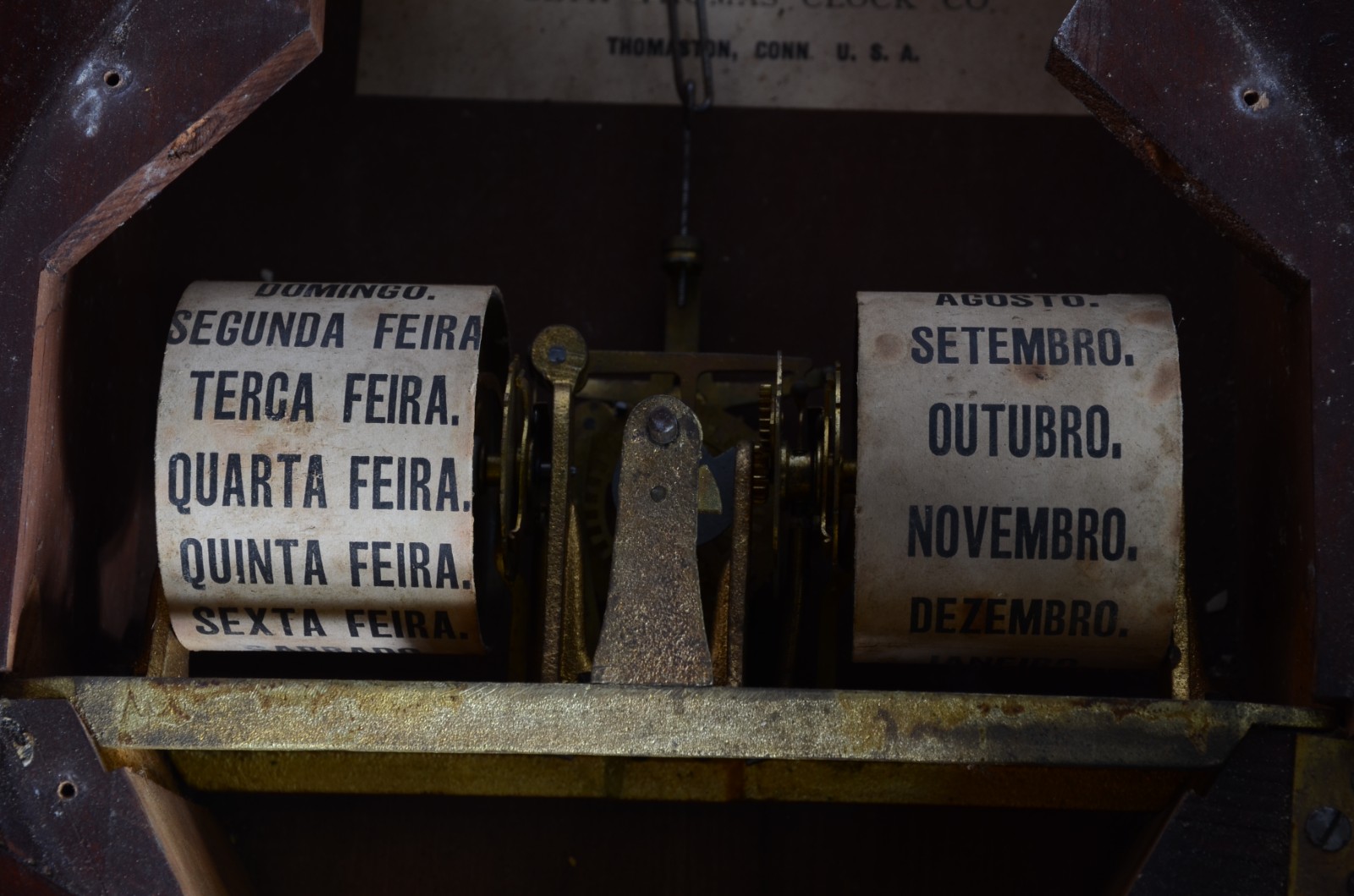 Relógio de parede com dois mostradores, um para as horas e outro para... - foto 11 de 11
