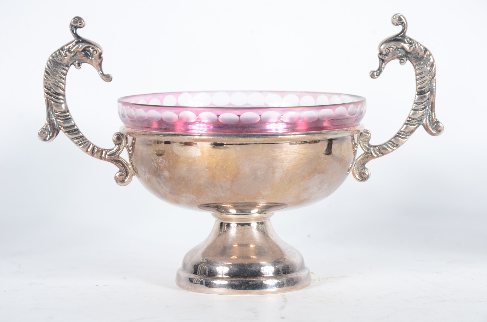 Diversas peças, sendo: vaso de vidro com resquícios de frisos... - foto 2 de 8