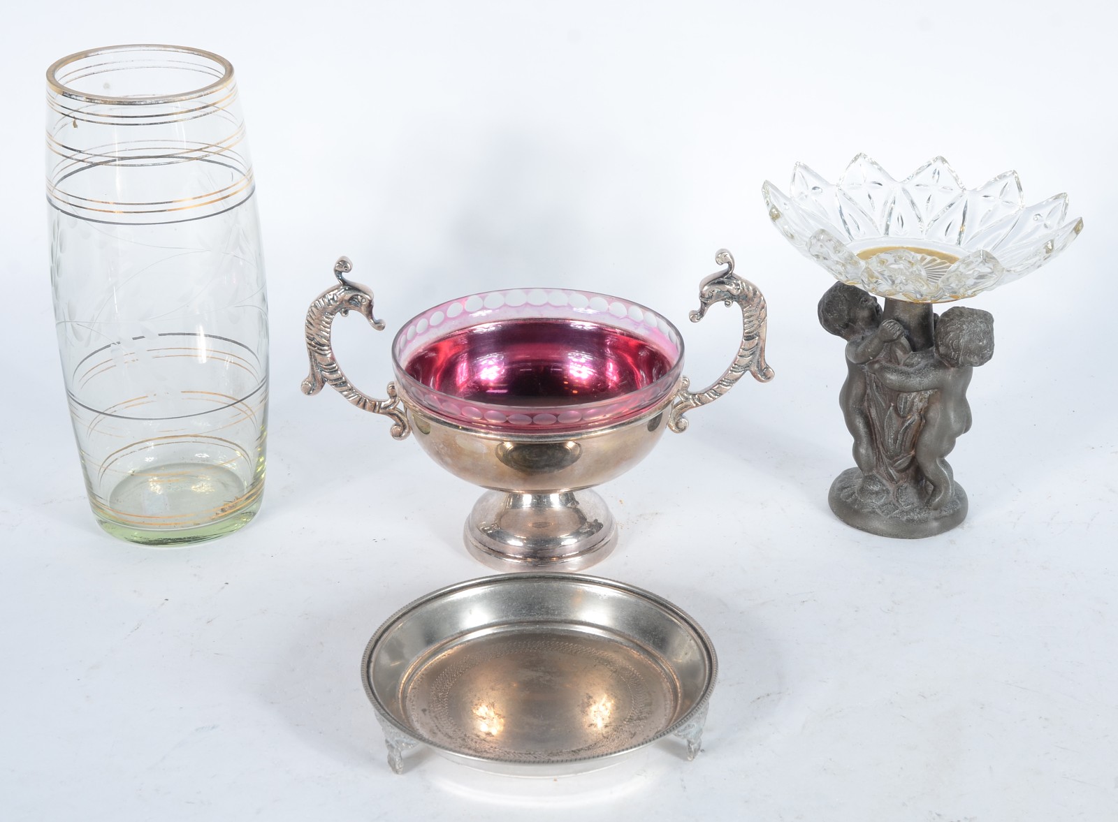 Diversas peças, sendo: vaso de vidro com resquícios de frisos... - foto 1 de 8