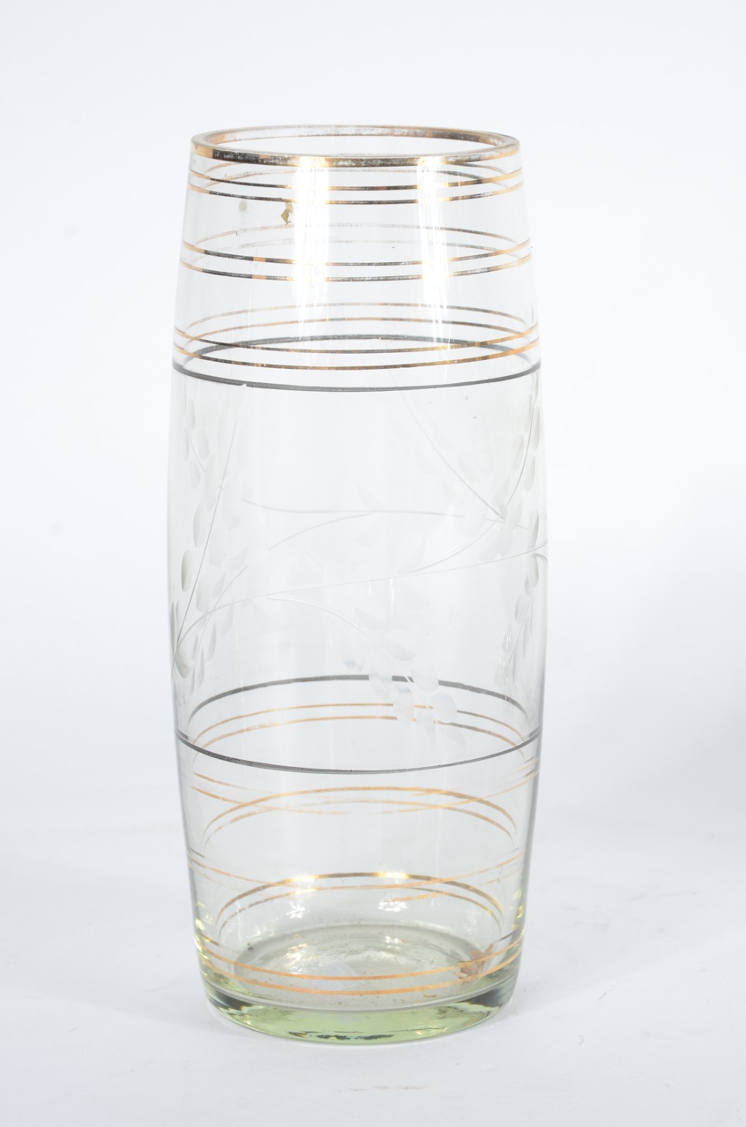 Diversas peças, sendo: vaso de vidro com resquícios de frisos... - foto 5 de 8
