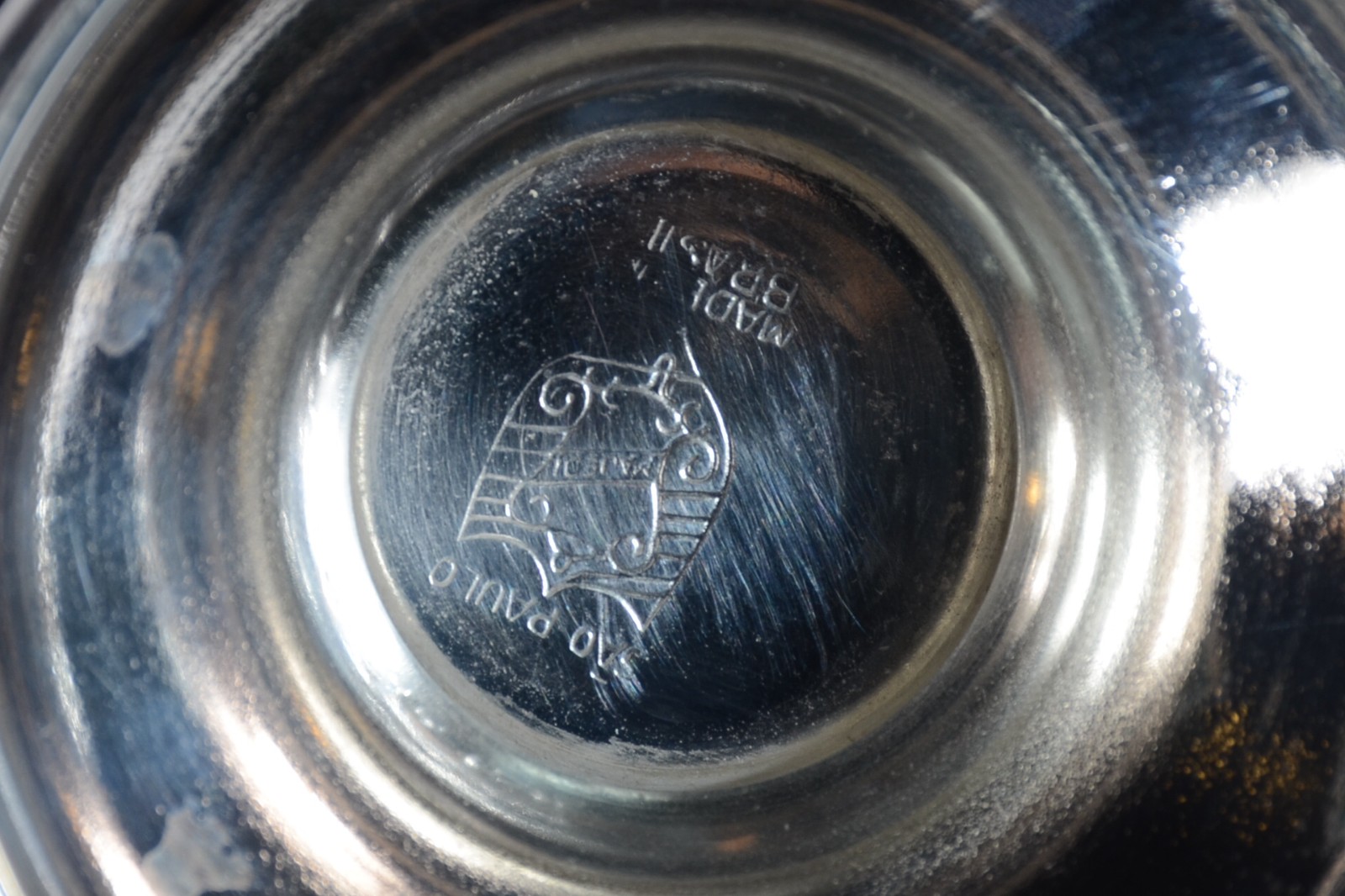 Diversas peças, sendo: vaso de vidro com resquícios de frisos... - foto 6 de 8