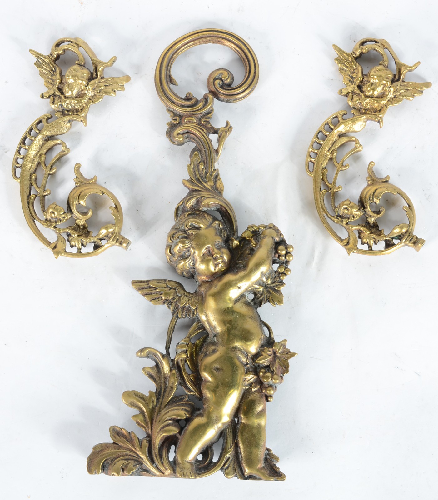 Três apliques de bronze com figuras de anjos e guirlandas. - foto 1 de 2