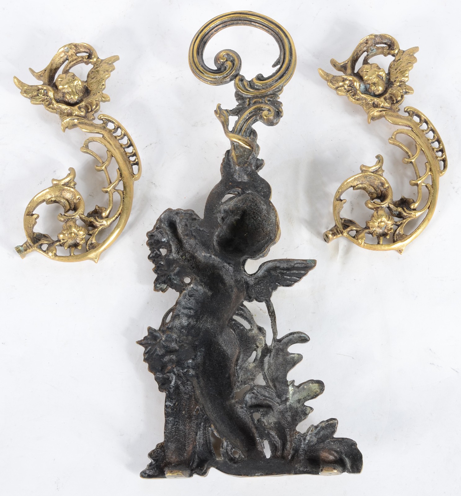 Três apliques de bronze com figuras de anjos e guirlandas. - foto 2 de 2