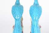 Três peças diversas, sendo: Isqueiro ingles Mc ... - Três peças diversas, sendo: Isqueiro ingles Mc Murdo de metal prateado e par de estatuetas de cerâmica azul turquesa representando aves do paraí...
