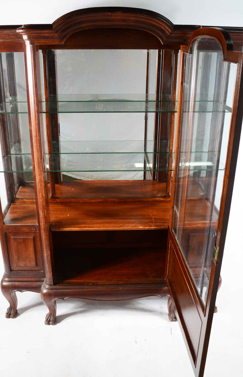 Elegante cristaleira de madeira nobre com porta central, laterais e... - foto 2 de 5