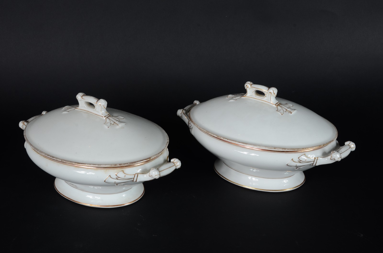 Par de antigas legumeiras com tampas de porcelana francesa branca com... - foto 1 de 6
