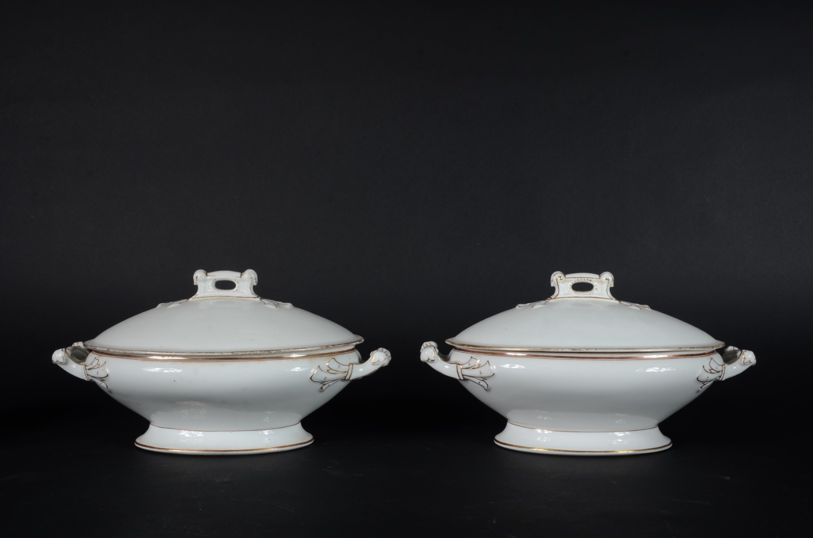 Par de antigas legumeiras com tampas de porcelana francesa branca com... - foto 2 de 6