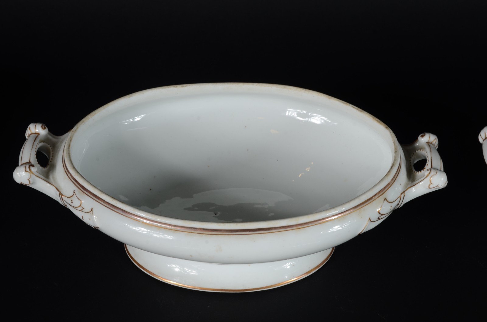 Par de antigas legumeiras com tampas de porcelana francesa branca com... - foto 3 de 6