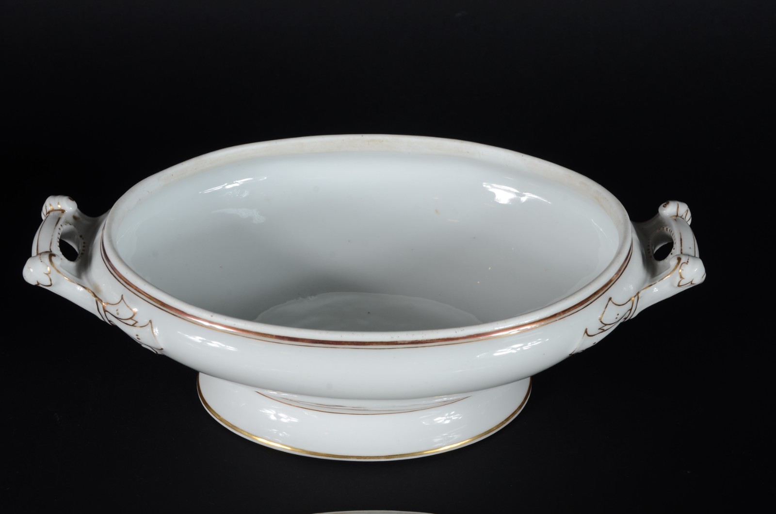 Par de antigas legumeiras com tampas de porcelana francesa branca com... - foto 4 de 6