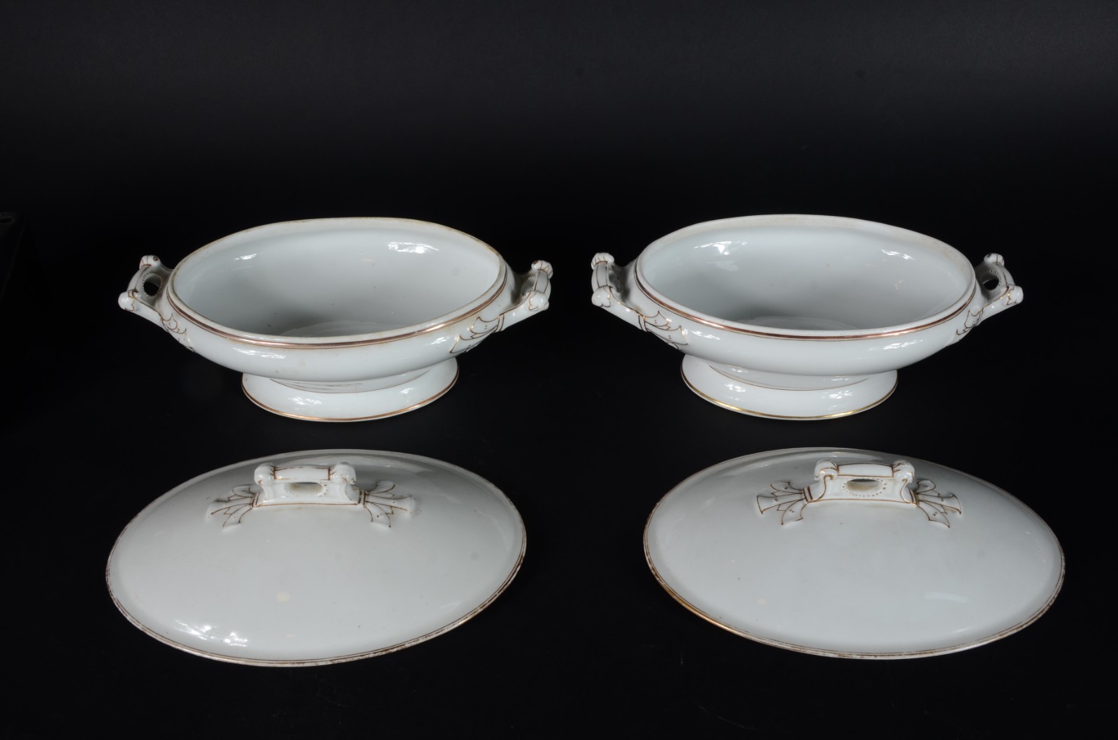 Par de antigas legumeiras com tampas de porcelana francesa branca com... - foto 5 de 6