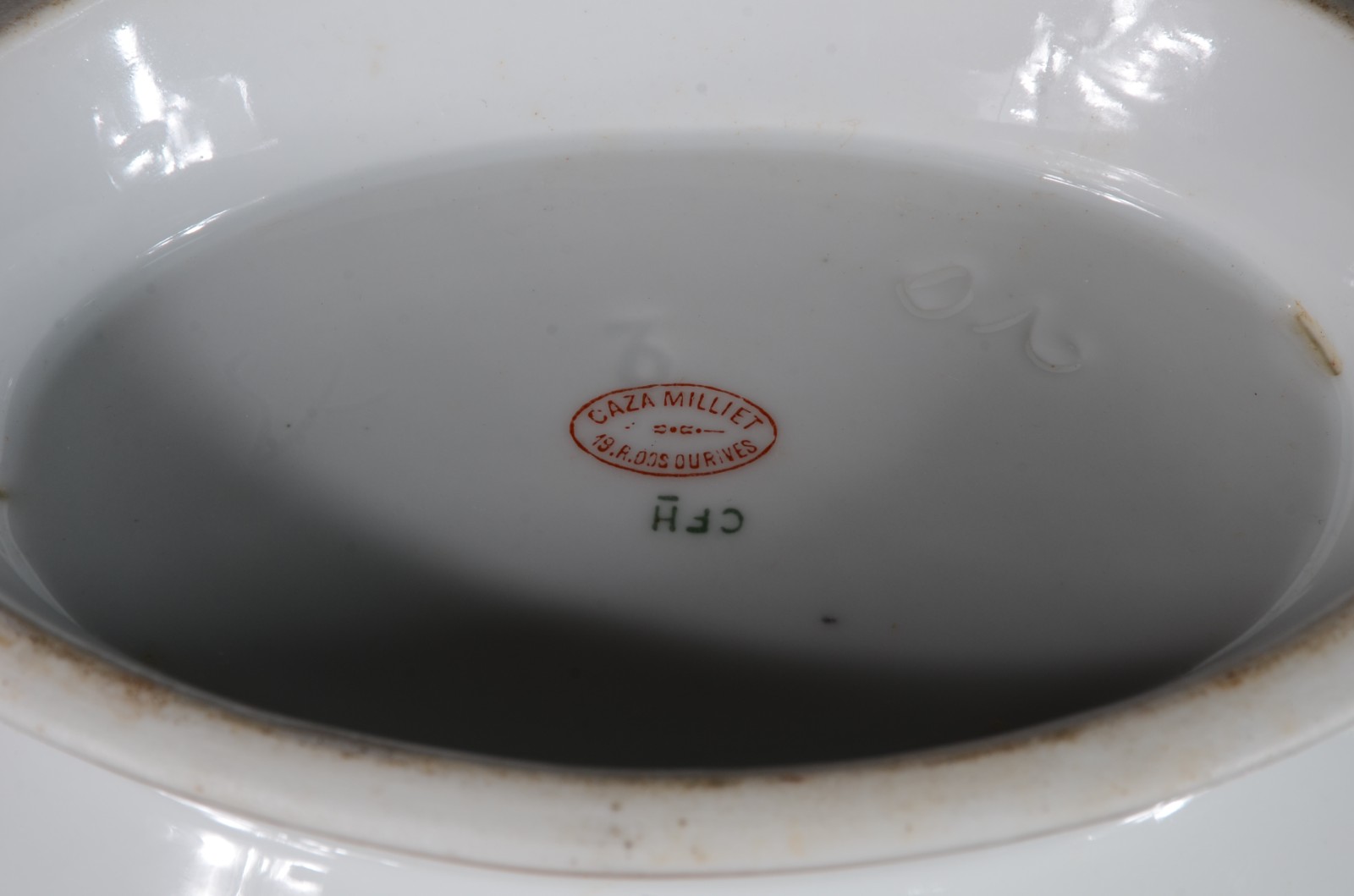 Par de antigas legumeiras com tampas de porcelana francesa branca com... - foto 6 de 6