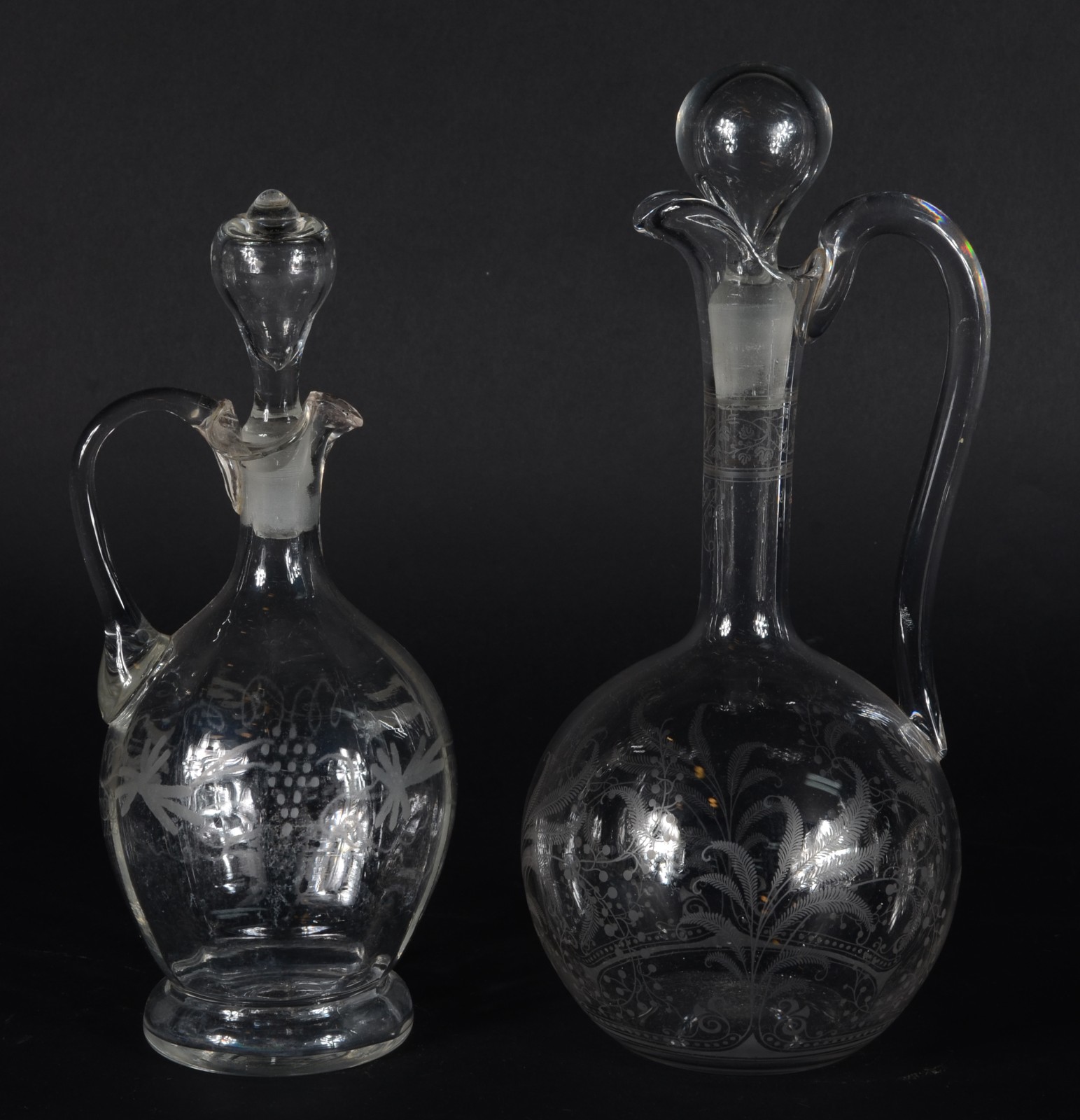 Duas garrafas com alças de cristal europeu com lavrados. - foto 1 de 4