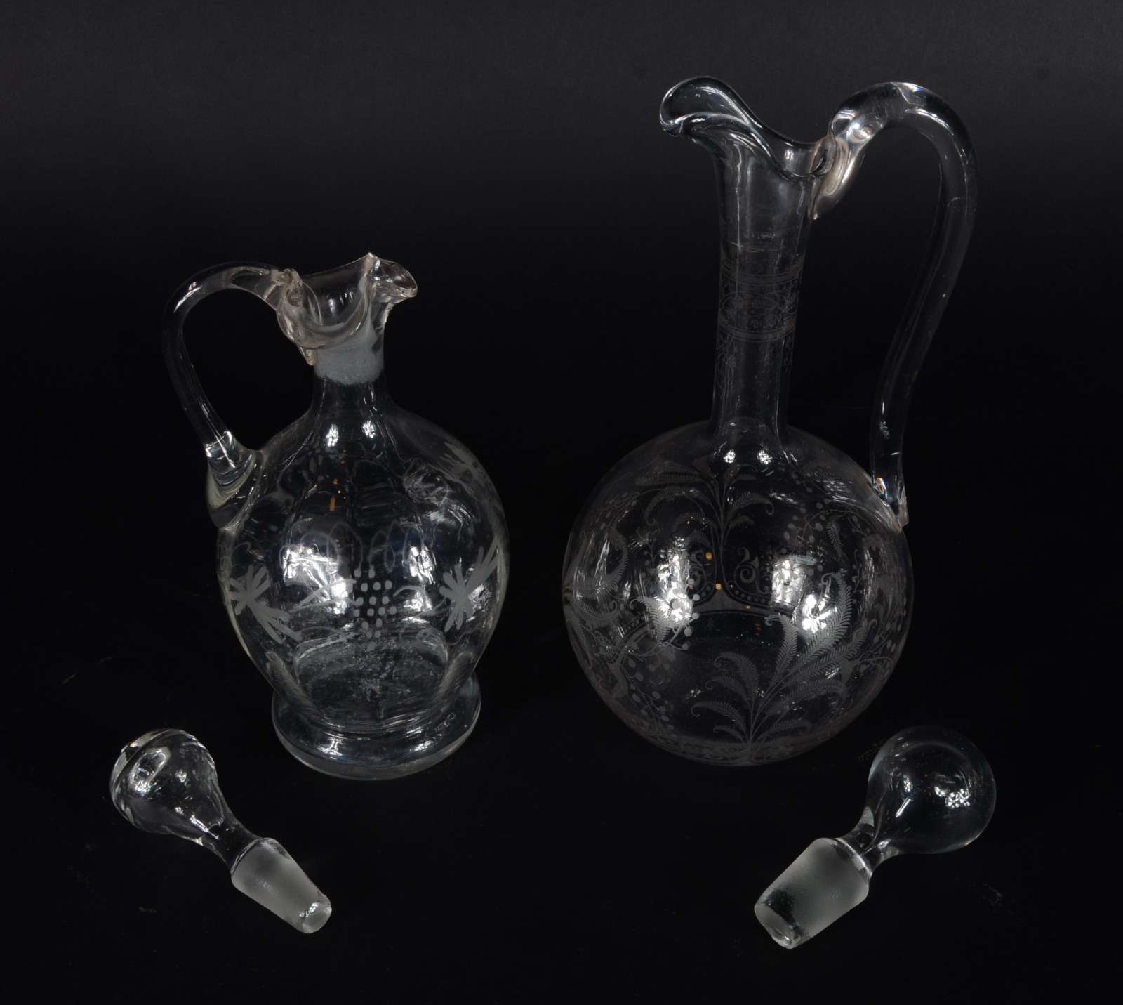 Duas garrafas com alças de cristal europeu com lavrados. - foto 2 de 4